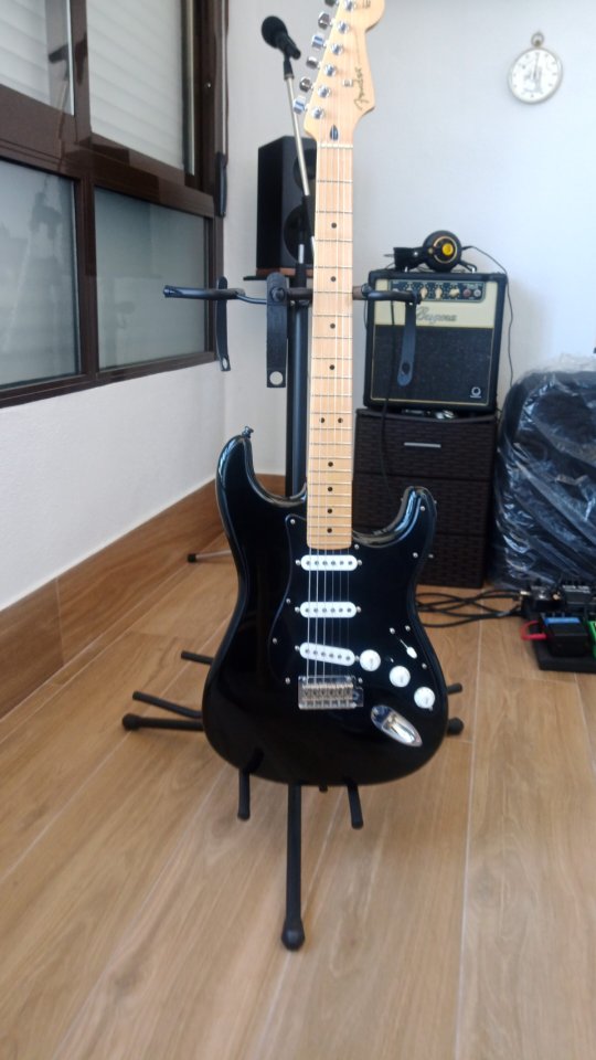 Guitarra Fender Stratocaster de segunda mano · Foto 1 de 10 · Huelva · 720 €