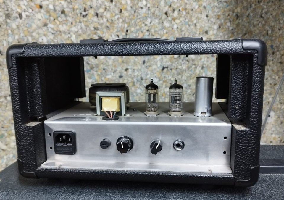 Ampli de 1'3w fabricado a mano por Pedro Vecino + Pedal Booster (NO CAMBIO) de segunda mano · Foto 2 de 6 · Murcia · 600 €