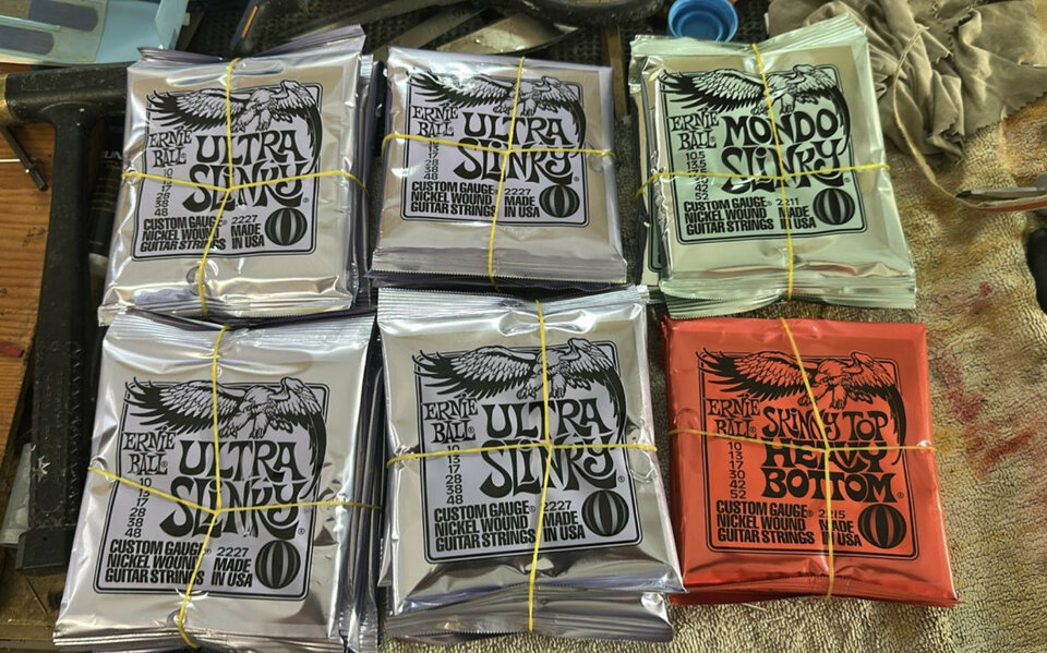 Gran lote cuerdas ernie ball 4€ juego