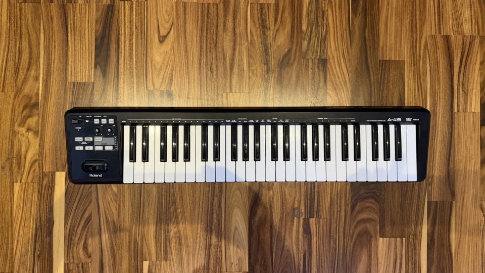Roland A-49 Controlador MIDI USB en color negro. de segunda mano · Foto 5 de 6 · Barcelona · 145 €