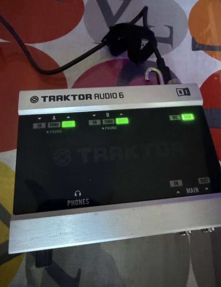 Native Instruments Traktor Audio 6 de segunda mano · Foto 5 de 9 · Granada · 190 €