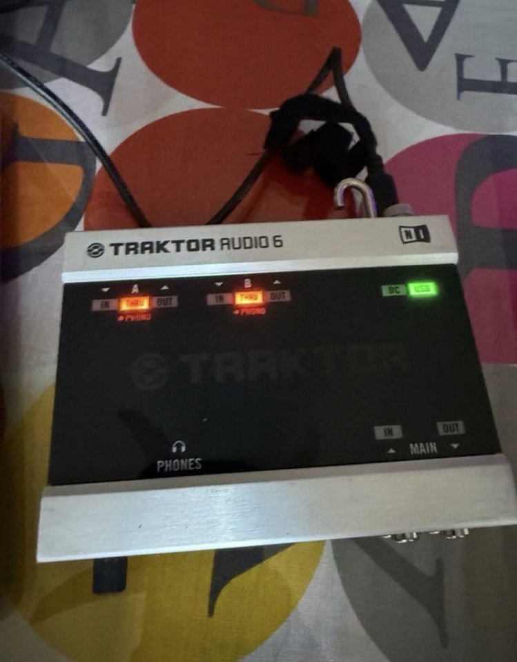 Native Instruments Traktor Audio 6 de segunda mano · Foto 6 de 9 · Granada · 190 €