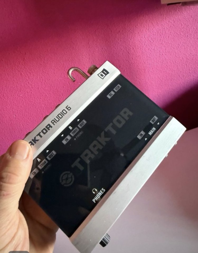 Native Instruments Traktor Audio 6 de segunda mano · Foto 7 de 9 · Granada · 190 €