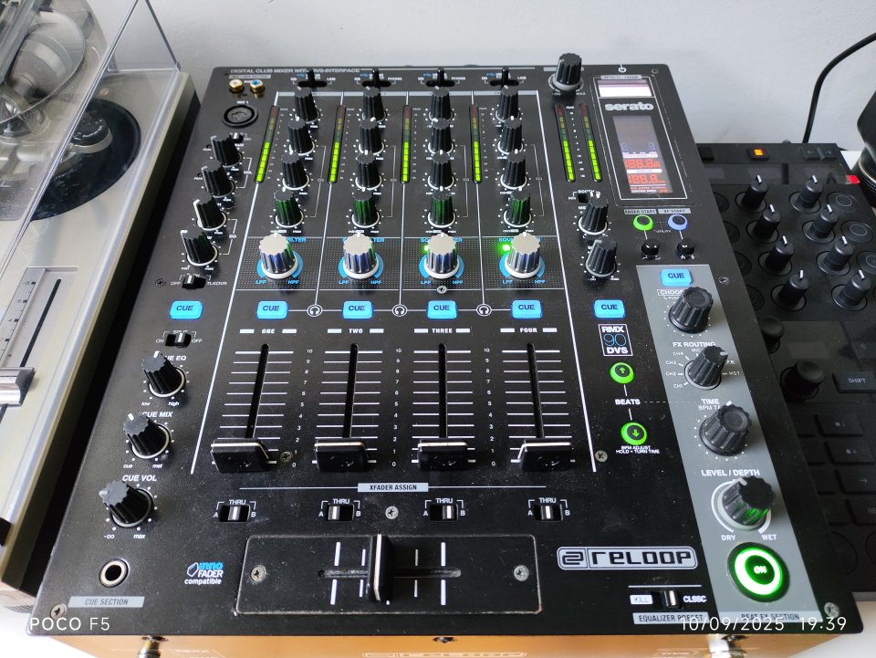 Mesa de mezclas Reloop Digital Club RMX 90 DVS. Dj