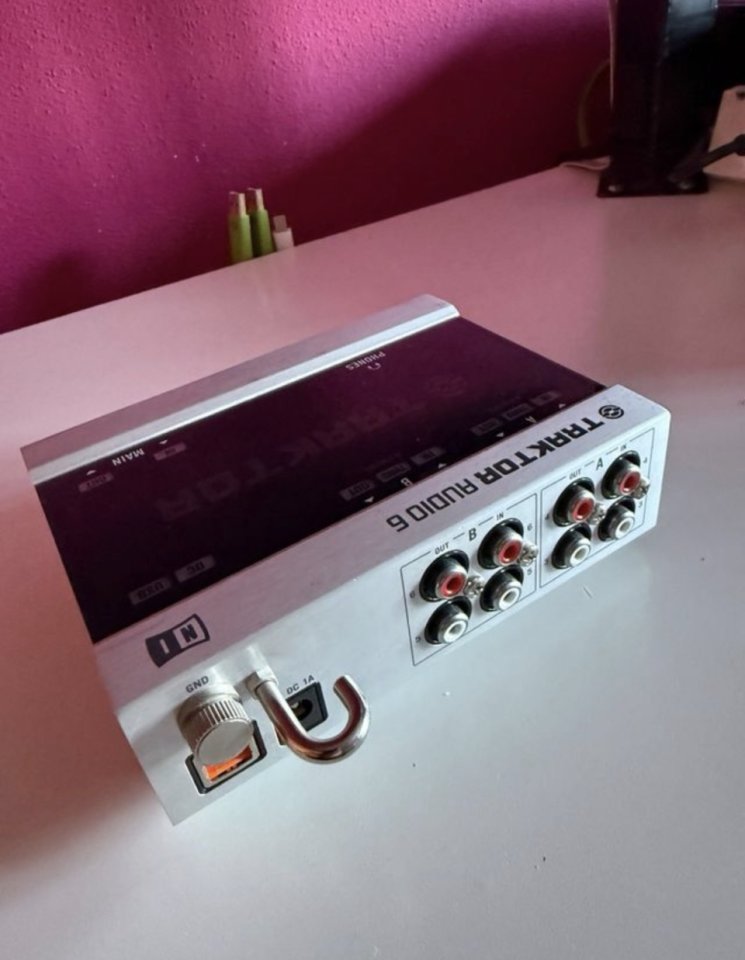 Native Instruments Traktor Audio 6 de segunda mano · Foto 8 de 9 · Granada · 190 €