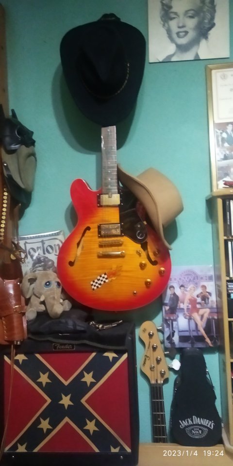 VARIAS GUITARRAS de segunda mano · Foto 1 de 10 · Madrid · 200 €