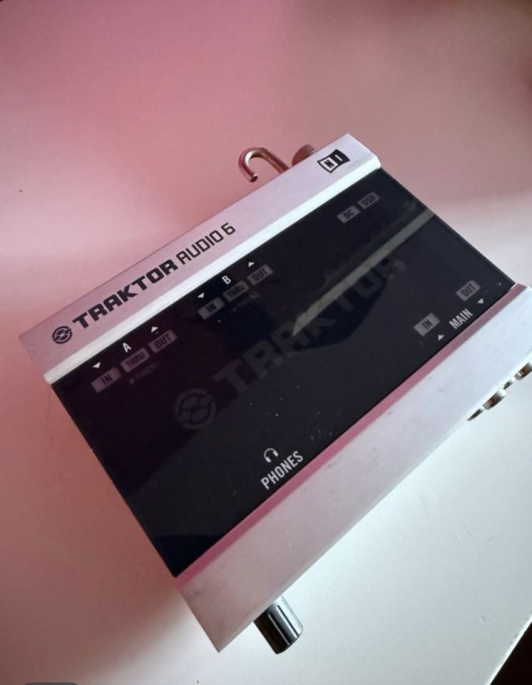 Native Instruments Traktor Audio 6 de segunda mano · Foto 9 de 9 · Granada · 190 €