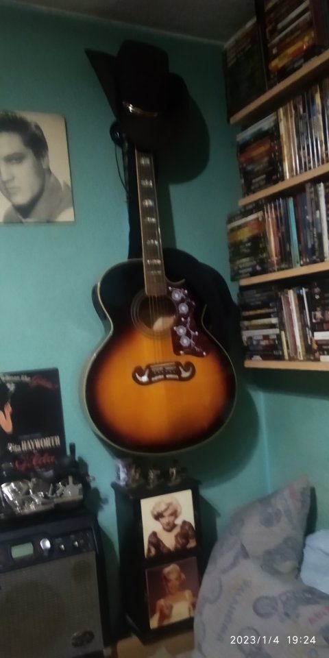 VARIAS GUITARRAS de segunda mano · Foto 2 de 10 · Madrid · 200 €