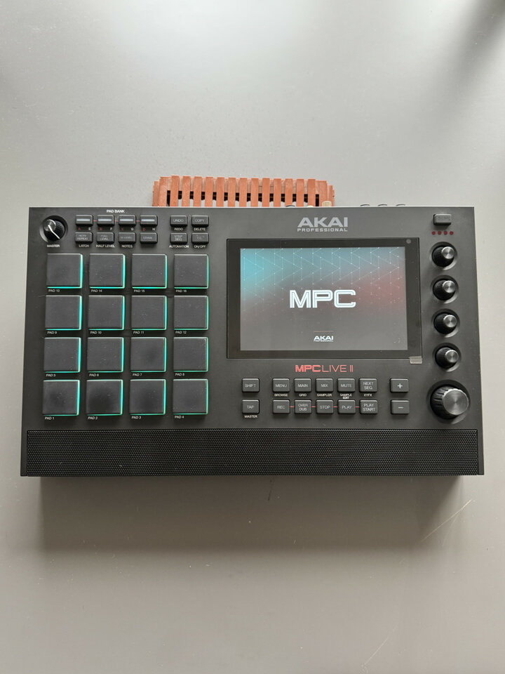 MPC LIVE 2 + Maletín UDG + SSD 1TB