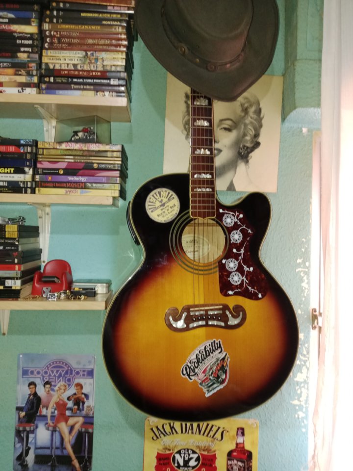 VARIAS GUITARRAS de segunda mano · Foto 5 de 10 · Madrid · 200 €