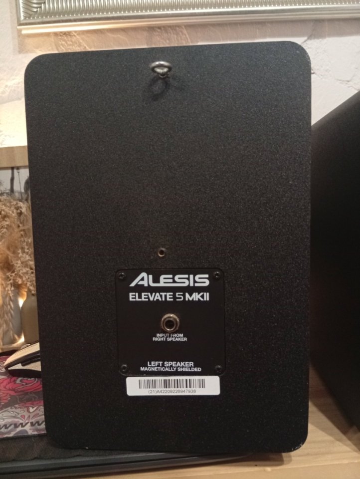 Monitores Alesis elevate 5mk2 de segunda mano · Foto 2 de 4 · Bizkaia · 80 €