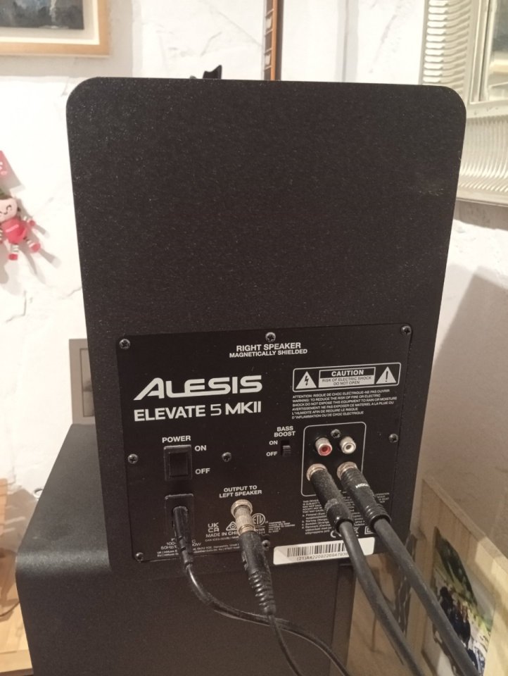 Monitores Alesis elevate 5mk2 de segunda mano · Foto 3 de 4 · Bizkaia · 80 €