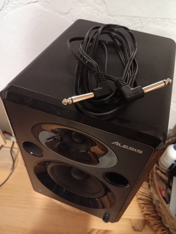 Monitores Alesis elevate 5mk2 de segunda mano · Foto 4 de 4 · Bizkaia · 80 €