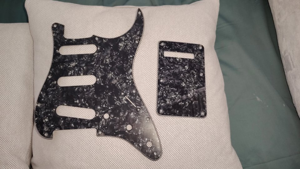 Golpeador+trasera para Stratocaster de segunda mano · Foto 1 de 2 · Madrid · 10 €