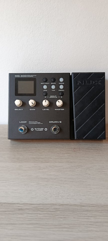 Pedalera MultiFX Nux MG300 de segunda mano · Foto 1 de 5 · Girona · 100 €