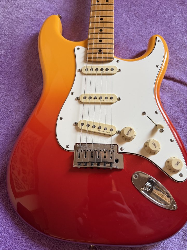 Guitarra Fender Player Plus Stratocaster Tequilla Sunrise