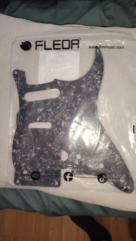 Golpeador+trasera para Stratocaster de segunda mano · Foto 2 de 2 · Madrid · 10 €