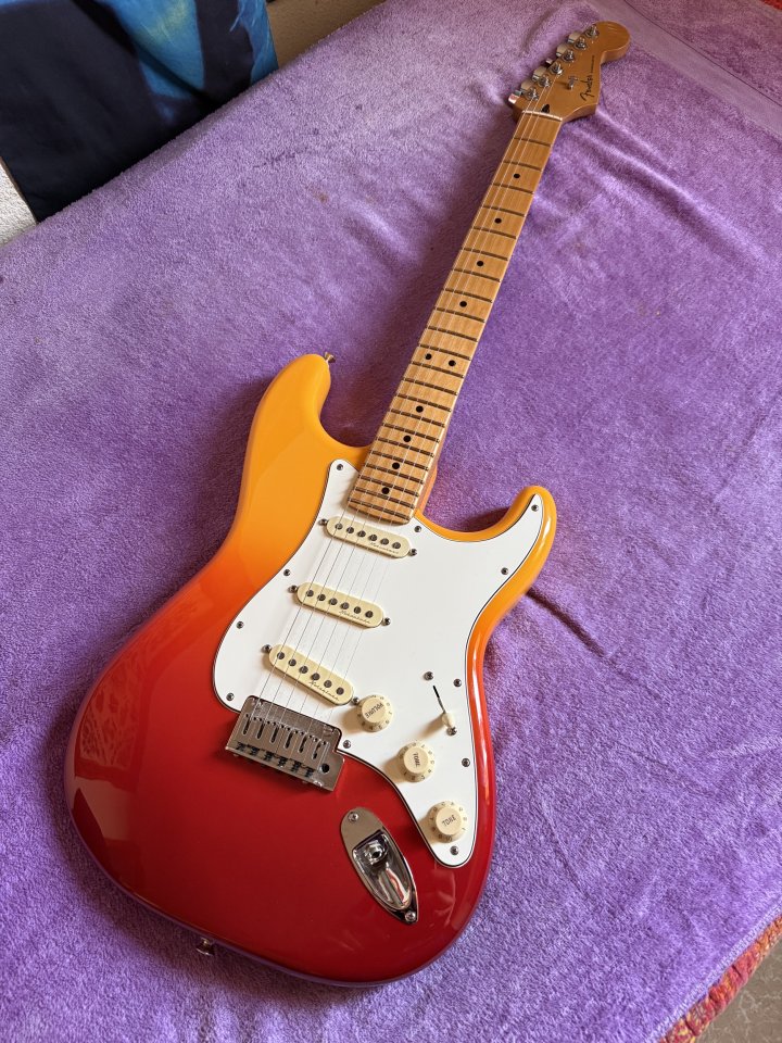 Guitarra Fender Player Plus Stratocaster Tequilla Sunrise