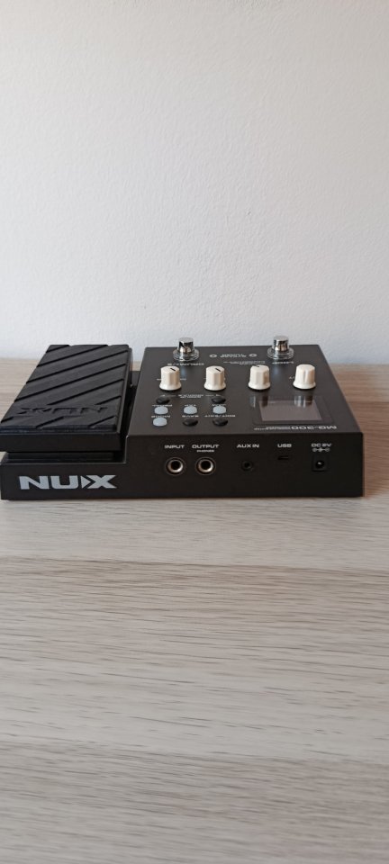 Pedalera MultiFX Nux MG300 de segunda mano · Foto 3 de 5 · Girona · 100 €