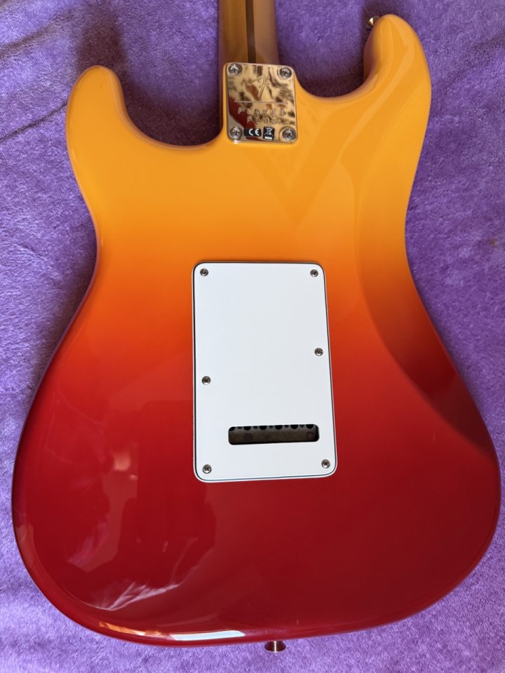 Guitarra Fender Player Plus Stratocaster Tequilla Sunrise