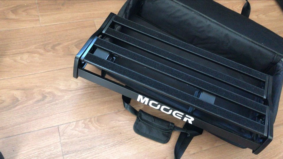 Pedalera MOOER TF-20 S con funda blanda, en perfecto estado.