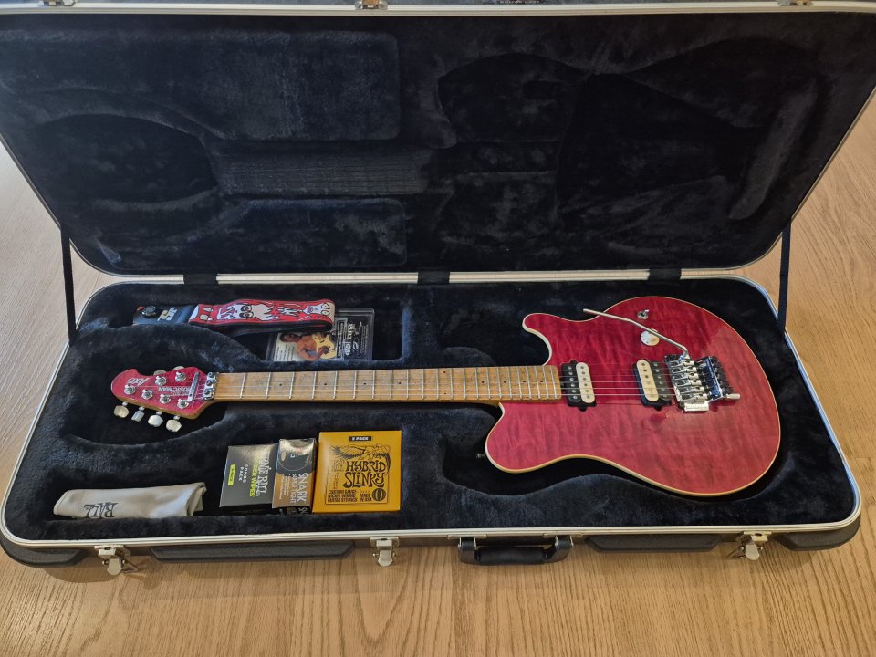 Ernie Ball Music Man Axis de segunda mano · Foto 1 de 5 · A Coruña · 2600 €