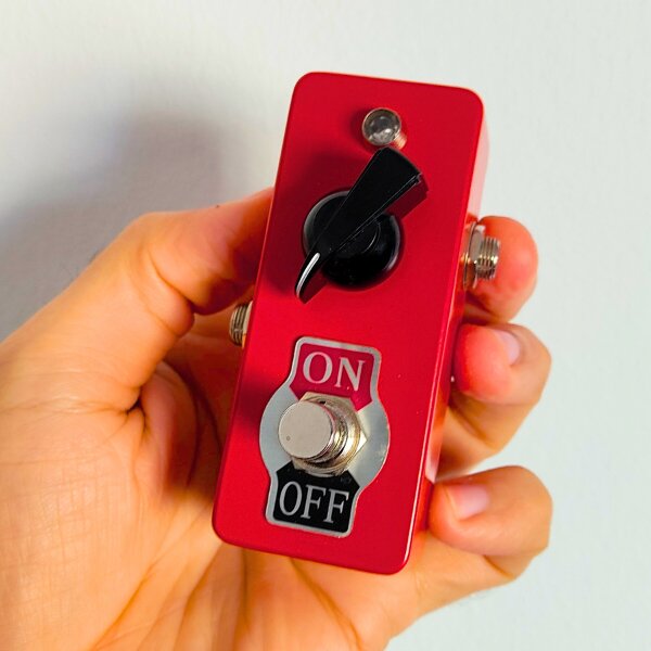 "FUZZOVOMB" Pedal de fuzz hecho a mano por Zeta Creations
