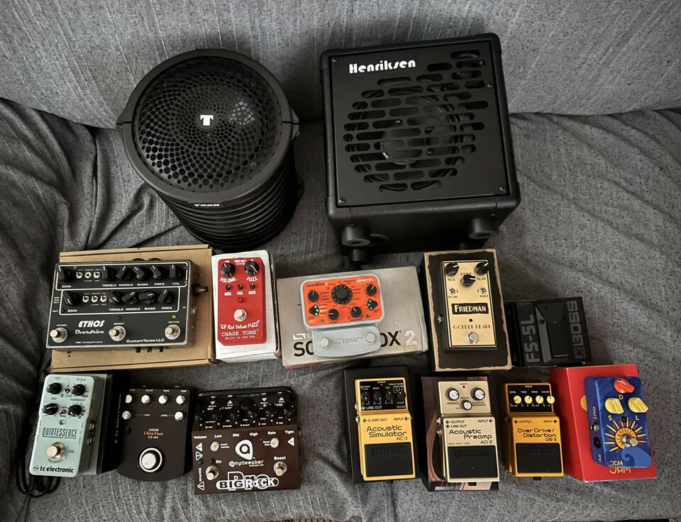 Gran lote de pedales, amplificador, pantalla de boutique y cuerdas.