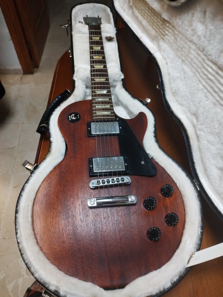 Gibson Les Paul Studio Faded Worn Brown 2008 de segunda mano · Foto 1 de 10 · Córdoba · 900 €