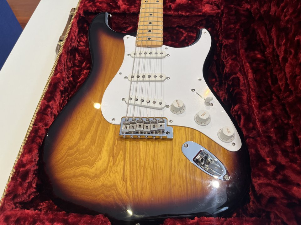 Fender Custom Shop '55 Stratocaster NOS 2TSB – Sunburst 2023 de segunda mano · Foto 9 de 10 · Madrid · 3350 €