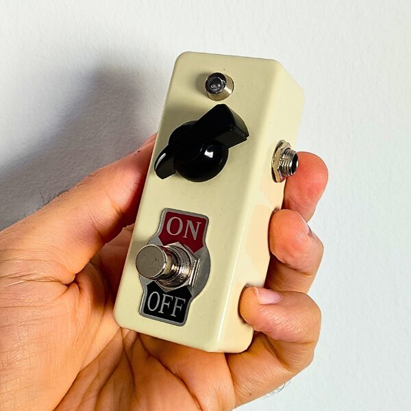 "FUZZOVOMB" Pedal de fuzz hecho a mano por Zeta Creations