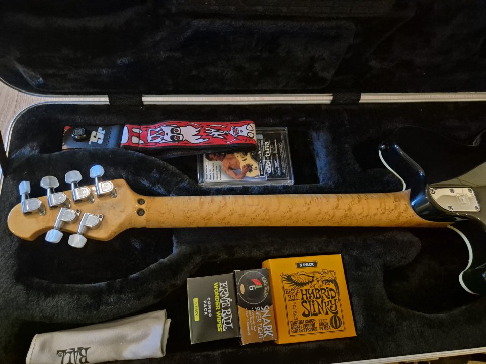 Ernie Ball Music Man Axis de segunda mano · Foto 4 de 5 · A Coruña · 2600 €
