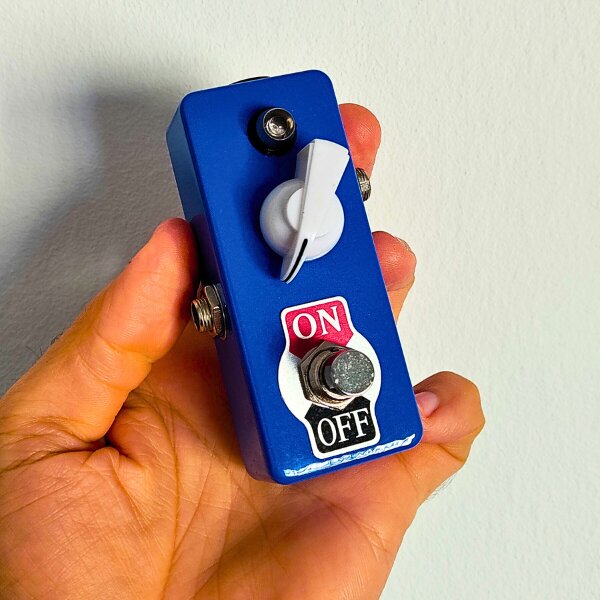 "FUZZOVOMB" Pedal de fuzz hecho a mano por Zeta Creations