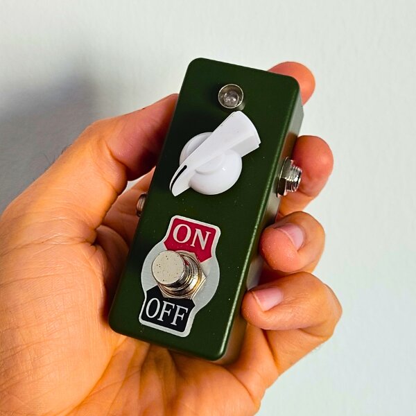 "FUZZOVOMB" Pedal de fuzz hecho a mano por Zeta Creations