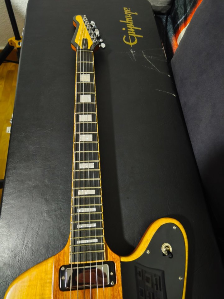 Firebird de luthier con pastillas ballestone