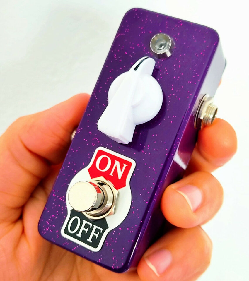 "FUZZOVOMB" Pedal de fuzz hecho a mano por Zeta Creations