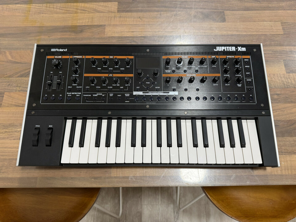 Roland Jupiter-Xm – Como nuevo, en su caja