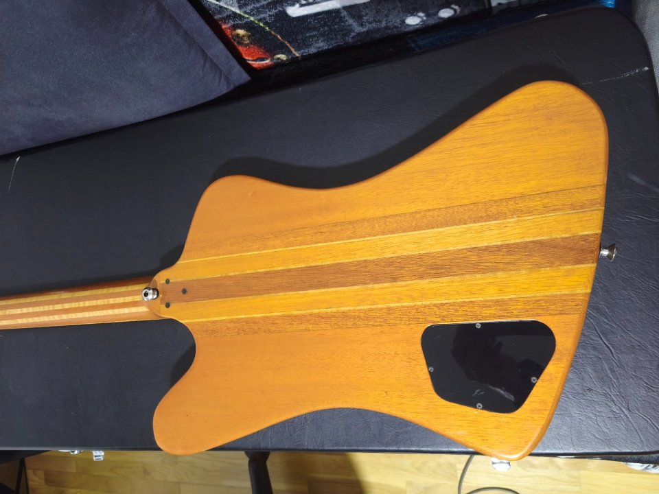 Firebird de luthier con pastillas ballestone