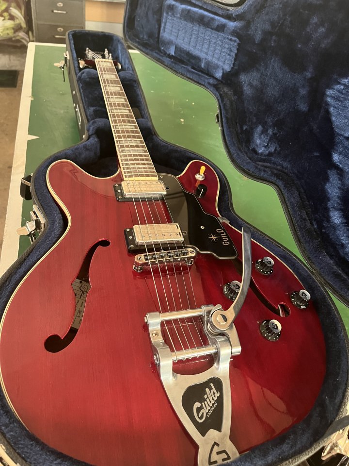Guitarra GUILD STARFIRE V BIGSBY de segunda mano · Foto 2 de 3 · Lleida · 980 €