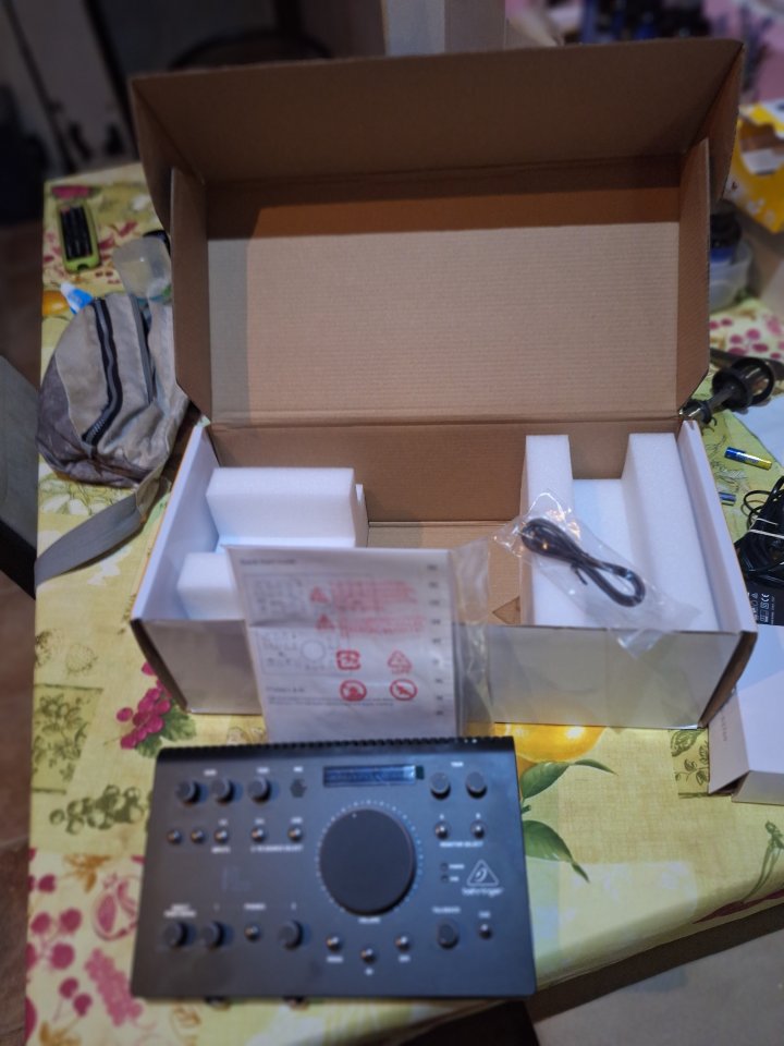 Behringer Studio L (Controlador de Monitores/Interfaz de Audio USB).