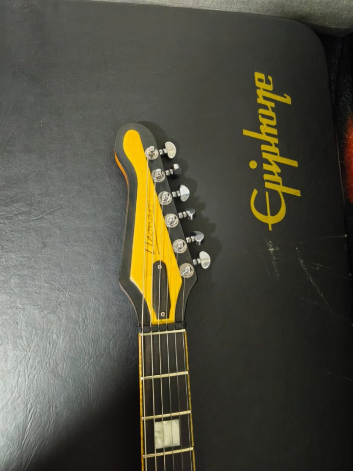 Firebird de luthier con pastillas ballestone