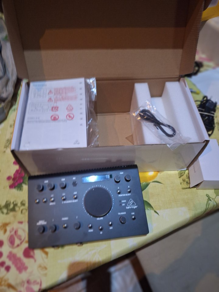 Behringer Studio L (Controlador de Monitores/Interfaz de Audio USB).