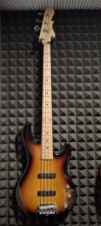 Bajo G&L JB 2