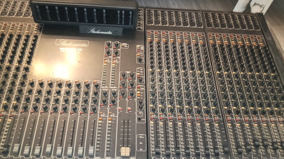 Mesa de mezclas Studiomaster Series II+flight case de segunda mano · Jaén · 900 €