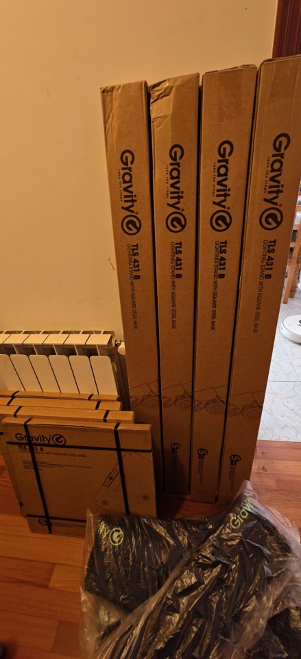 Pack soporte de iluminación/altavoces Gravity TLS431B + funda BGDBLS331 de segunda mano · Foto 3 de 8 · Lugo · 195 €