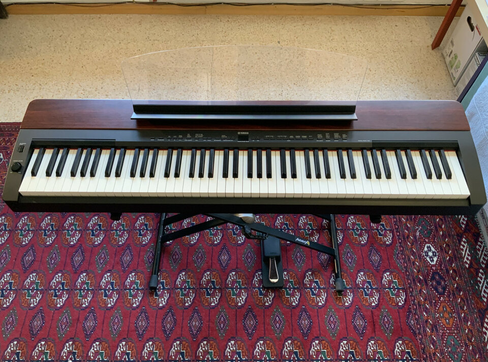 Piano Yamaha P 155 impecable. Con kit de accesorios