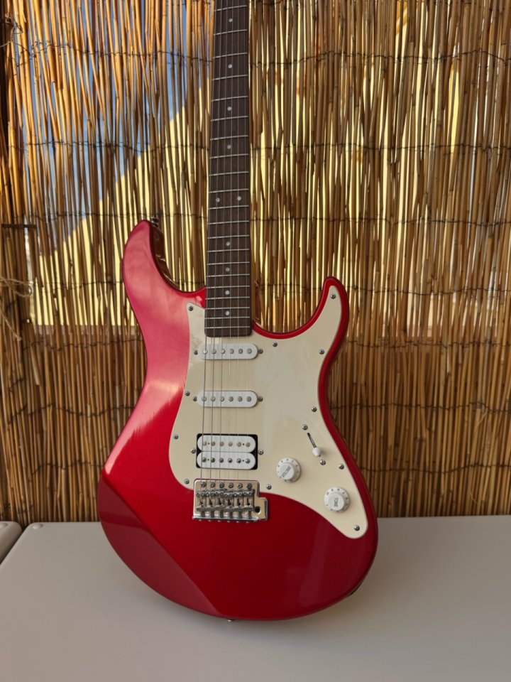 YAMAHA Pacifica 112 Red