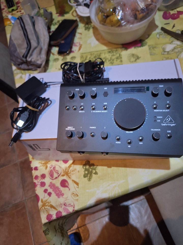 Behringer Studio L (Controlador de Monitores/Interfaz de Audio USB).