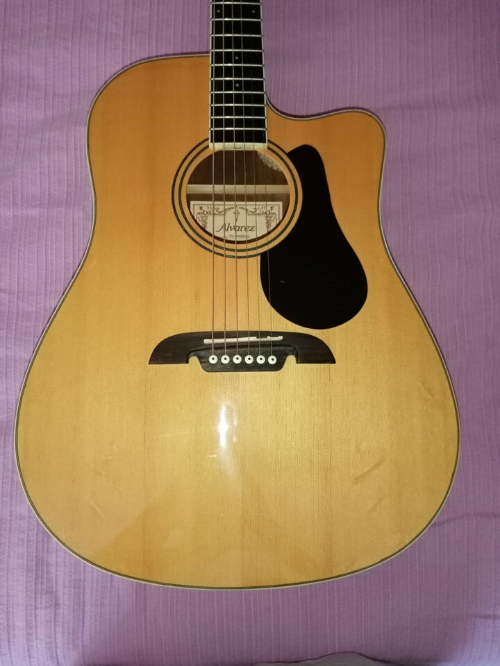 Cambio electroacústica y 300 euros por guitarra electrica.