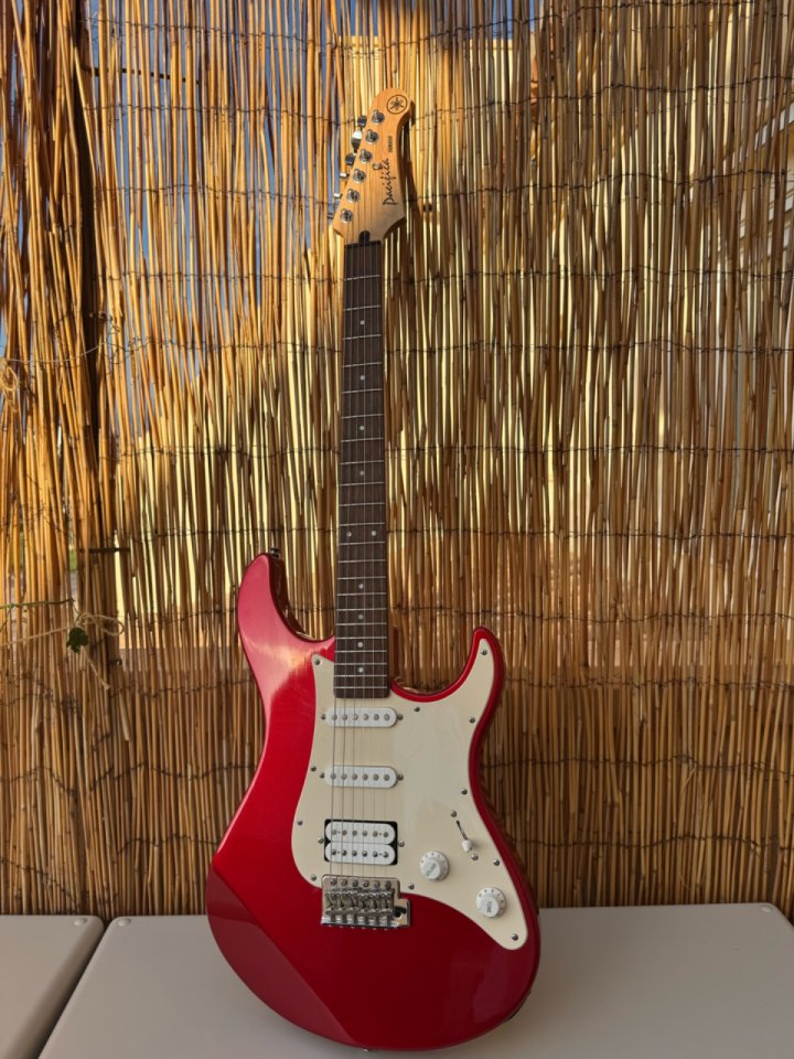 YAMAHA Pacifica 112 Red